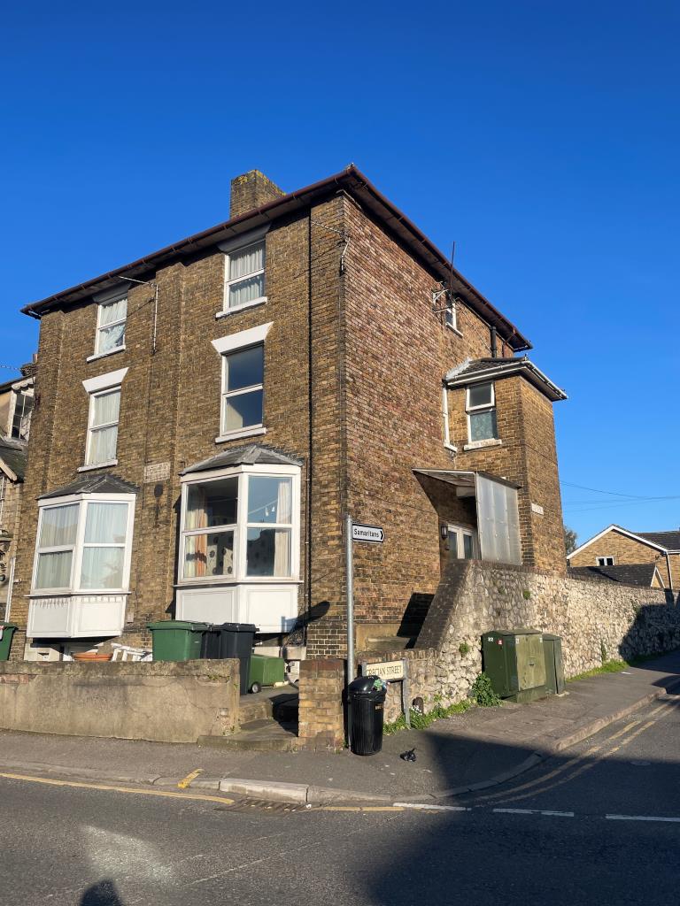 Lot: 98 - FREEHOLD BUILDING ARRANGED AS A PAIR OF MAISONETTES - Four storey semi-detached property